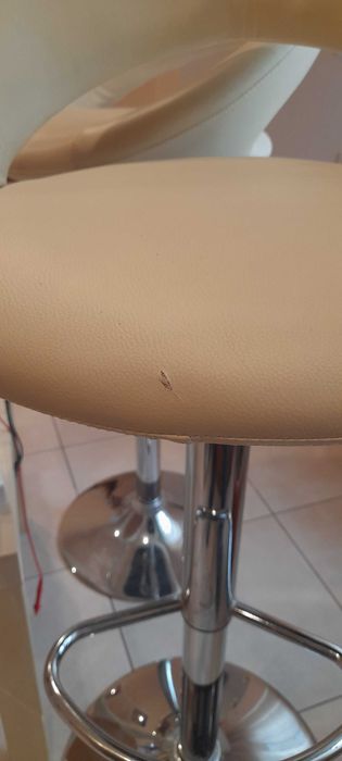 Doua scaune de bar cu cilindru.