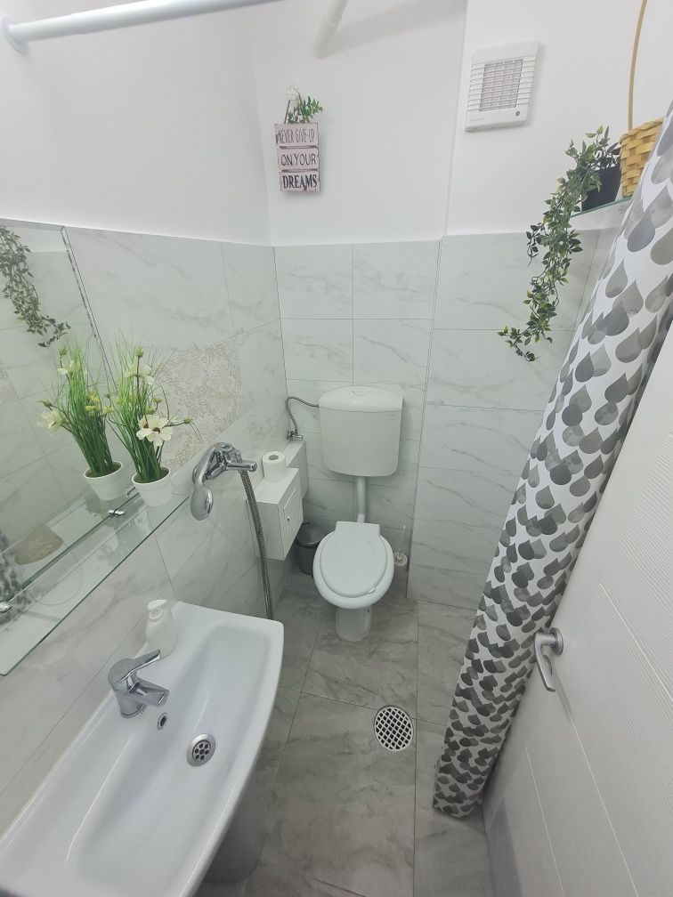 Persoana fizica, vand garsoniera pe str Lacramioarelor, et