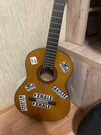 Продам гитару классическую,Yamaha C-45