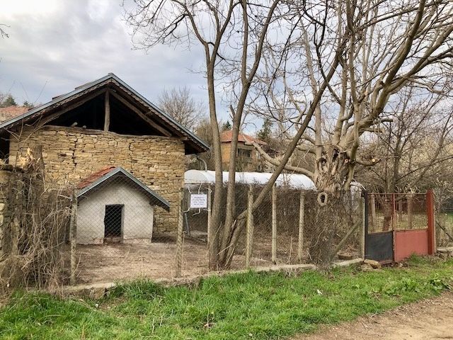 Парцел с плевня и оранжерия