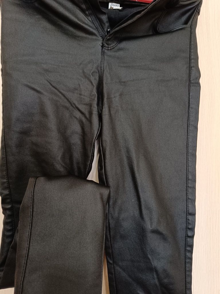 Кожаные брюки обтягивающие размер М, цвет черный