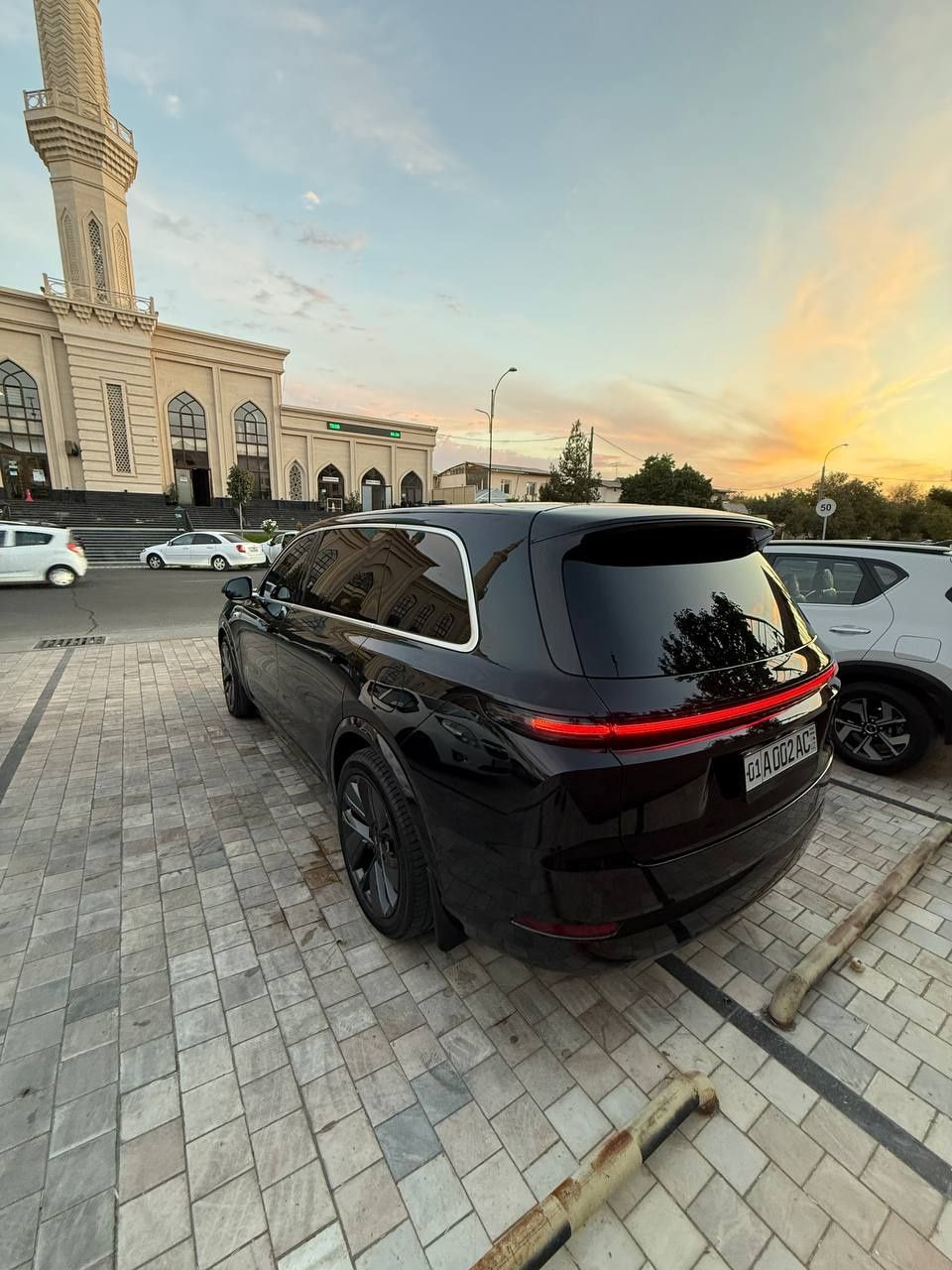 Li 9 full yili 2024 rangi qora prabek xalol 25.400 km kraska toza