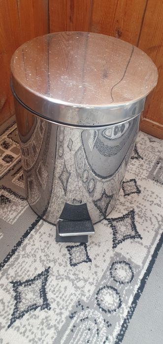 Продаю мусорное ведро.