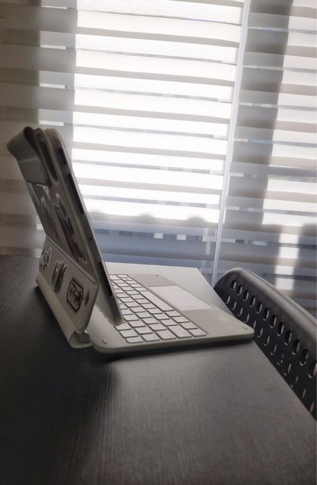 ESR Magnetic Keyboard Case 360  Alb ( ipad pro 11’’ 2024)