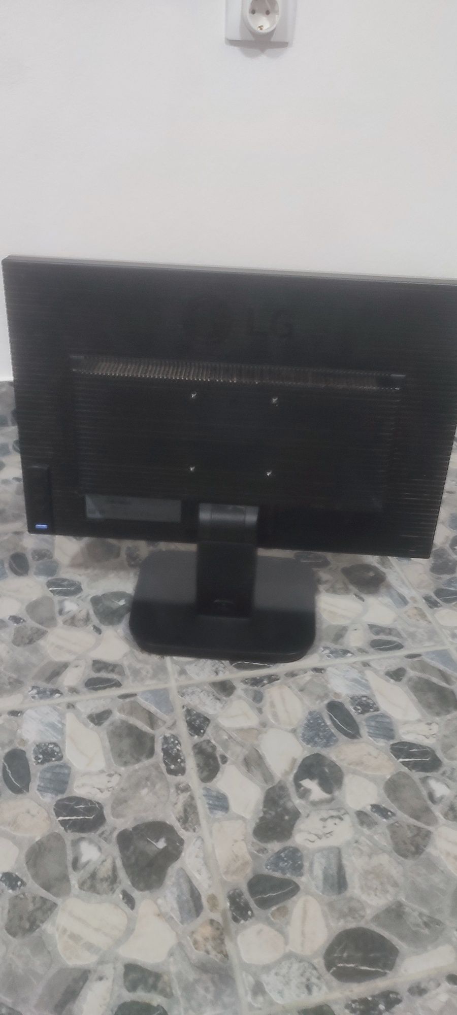 Vând monitor LG deoarece sta degeaba în casă