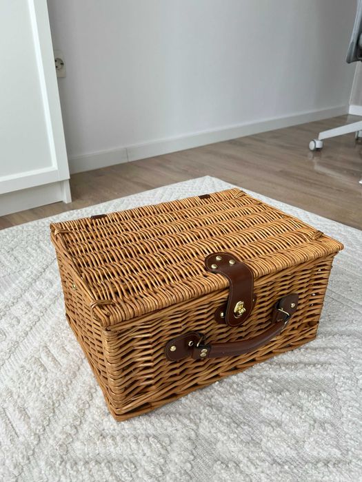 Cos de picnic din rachita echipat pentru 4 persoane, (ca NOU)