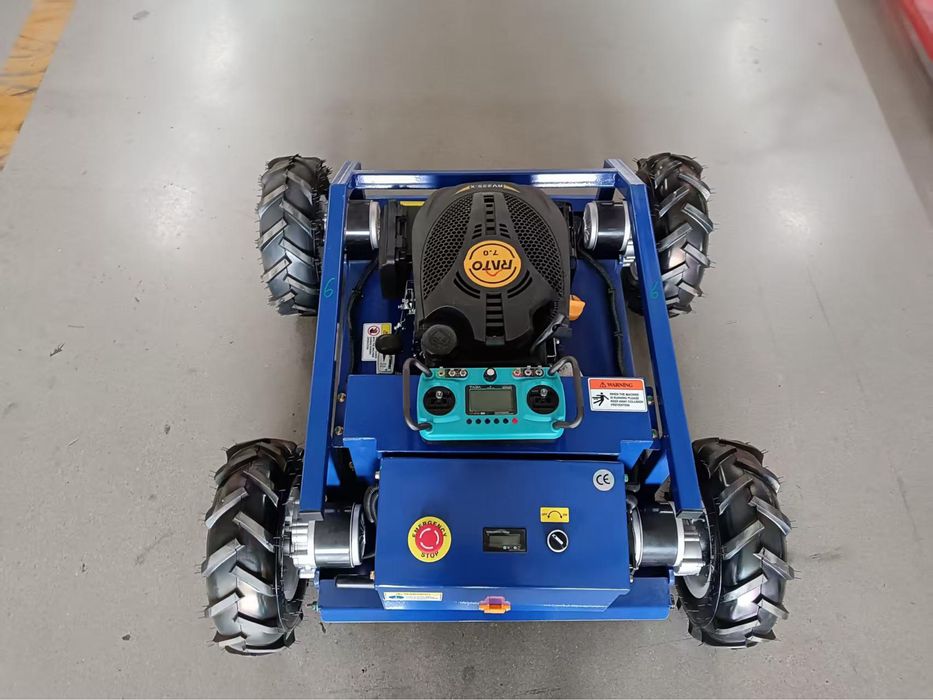 Cositoare robot pe senile cu lama zapada