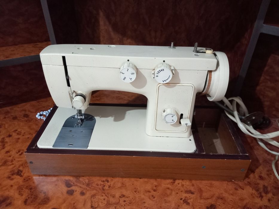 Tikuv mashinasi sotiladi yaxshi ishlaydi.