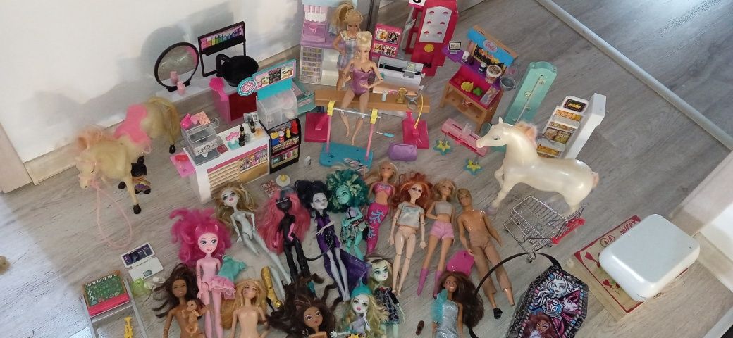 Lot xxl Barbie ,accesorii si 7 Monster High ,seturi multe,colectie