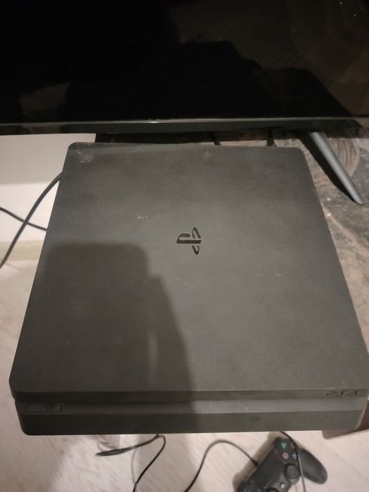 PS 4 slim в хорошем состояний.