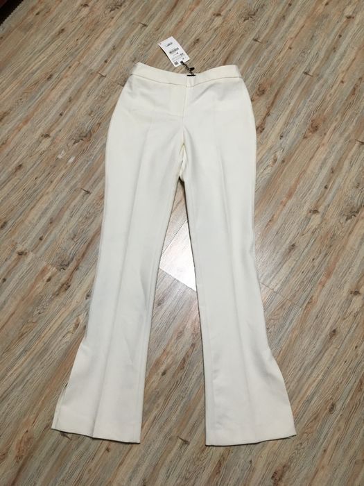 Pantaloni crem Zara usor evazati