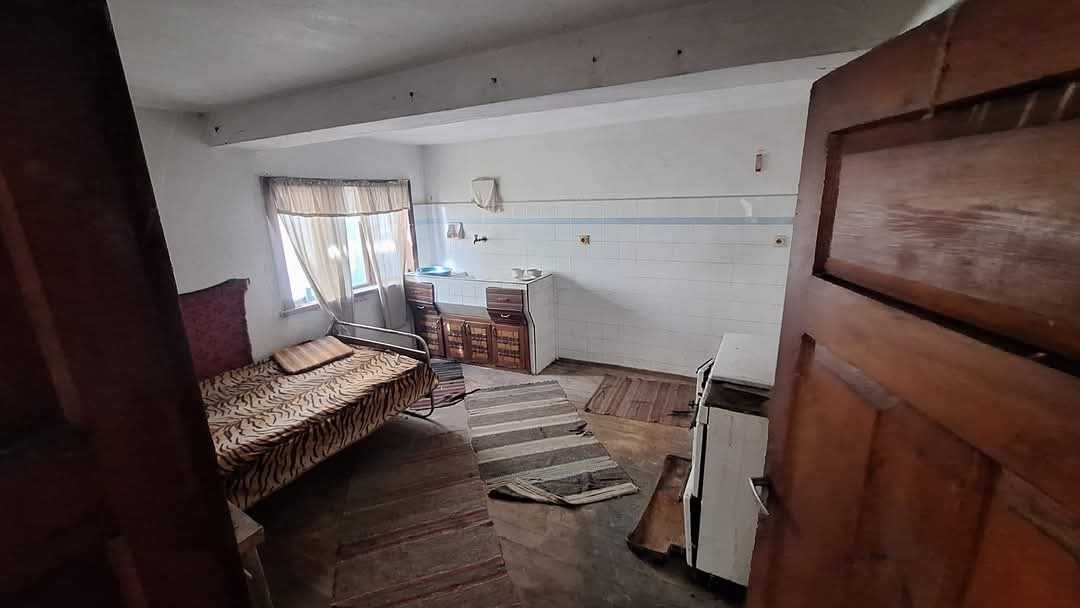 Продавам две къщи