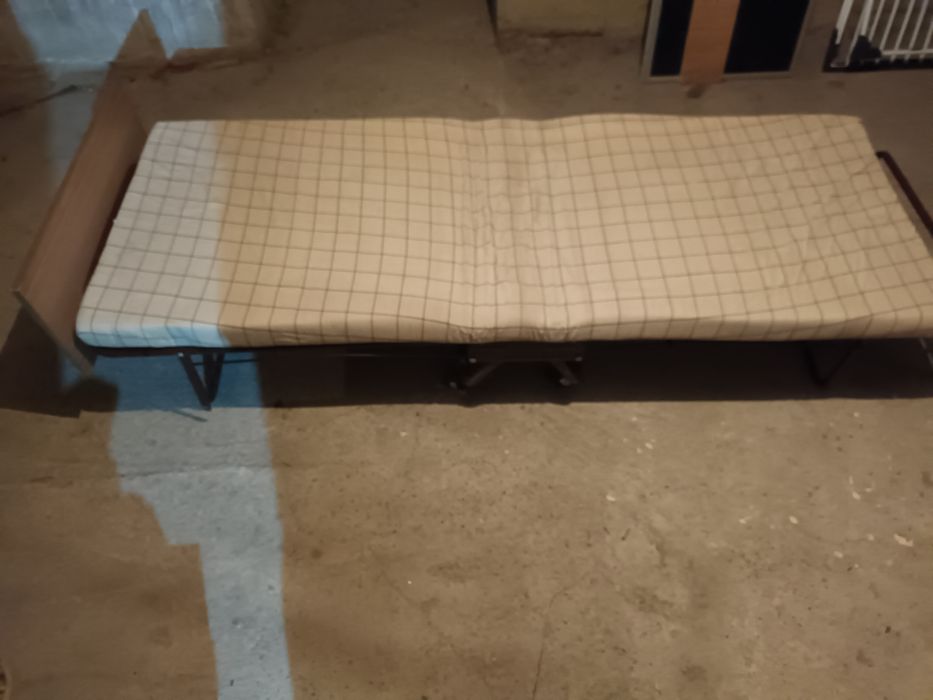Pat pliant metalic cu role , saltea și tetieră