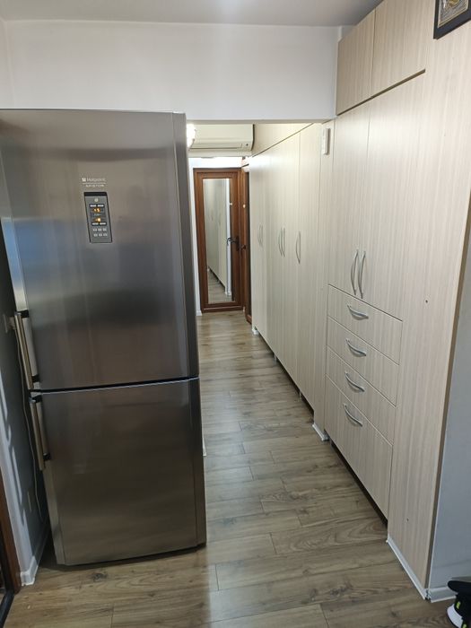 Închiriez apartament 3 camere.