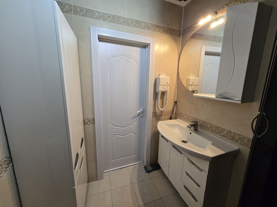 Продам раковину с тумбой, шкаф, зеркало 50000 и душевая кабина 20000