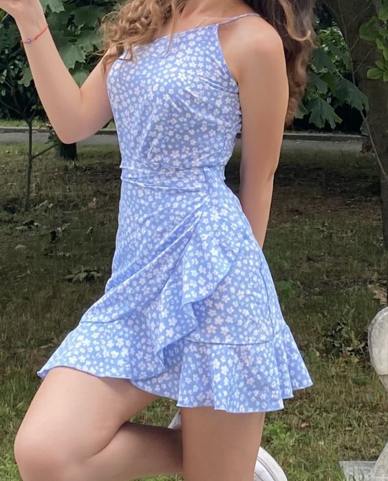 Синя рокля с цветя