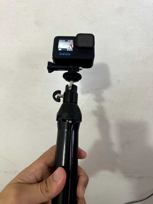 GoPro Hero 11 + 3 оригинални батерии + Charger + статив / selfie stick