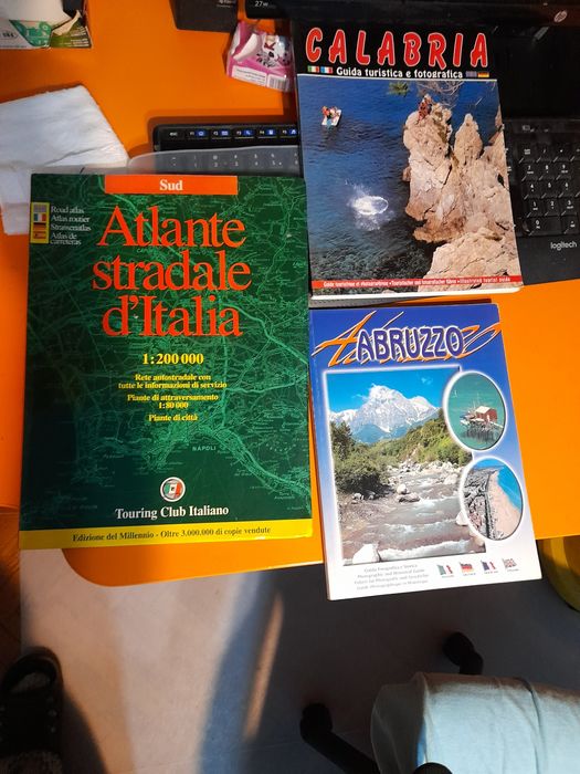 Видеокасети и книги