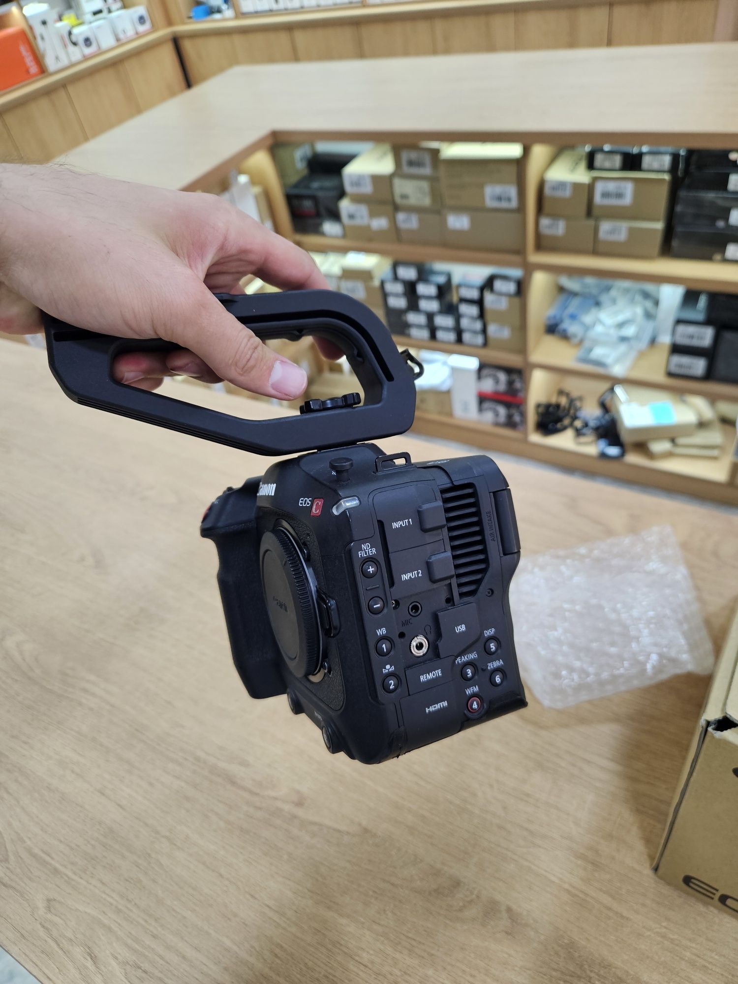 Canon C70 + EF - R 0.71x