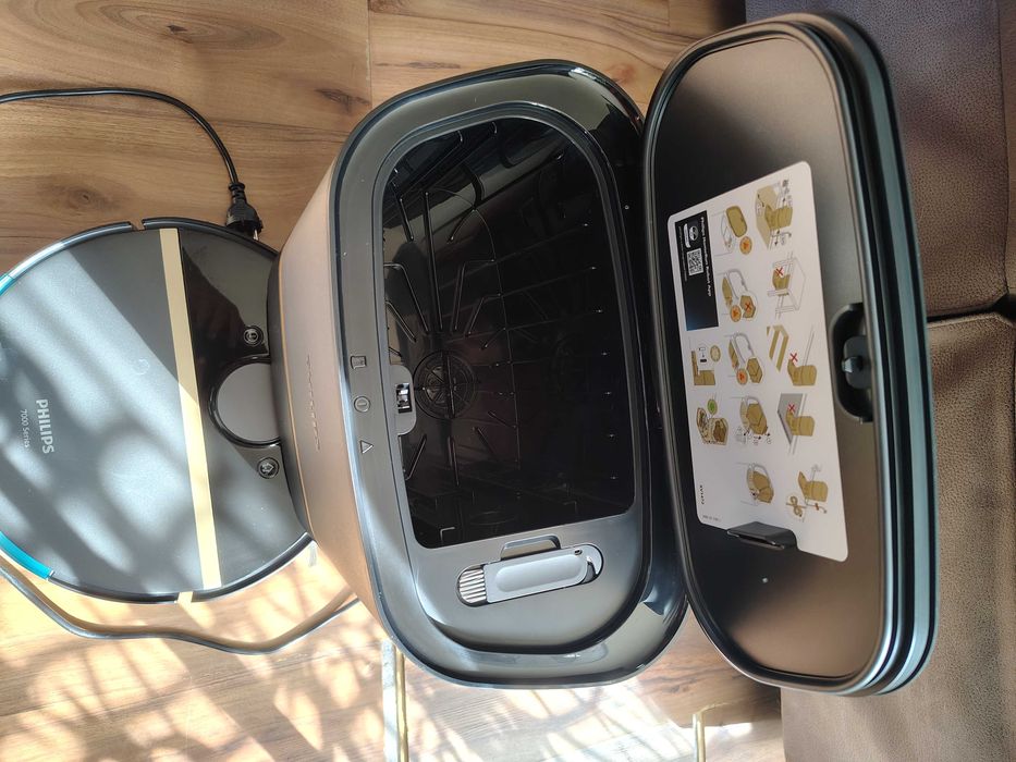 Робот прахосмукачка Philips XU71100/01 автоматична изпразваща станция