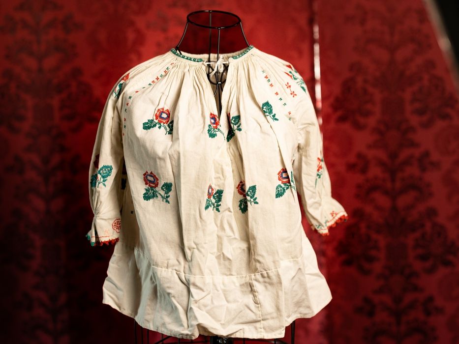 Ie tradiționala veche fetita