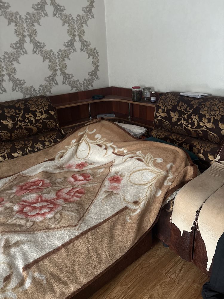 Продам диван угловой, длина 4 м + 1,75 и кресло  к нему 90см