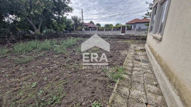 Ексклузивно от ЕРА Лайф! Къща с голям парцел и стопанска сграда в село