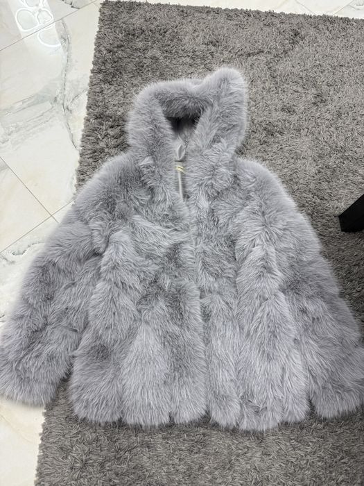 Blanita groasa cu gluga