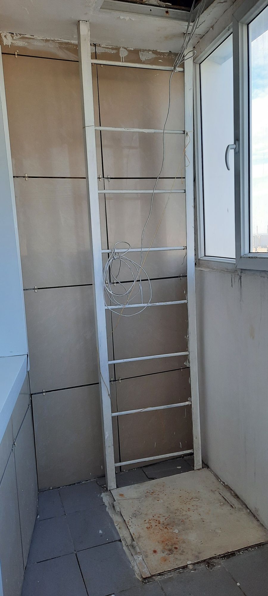 Продам металлическую эвакуационную лестницу
