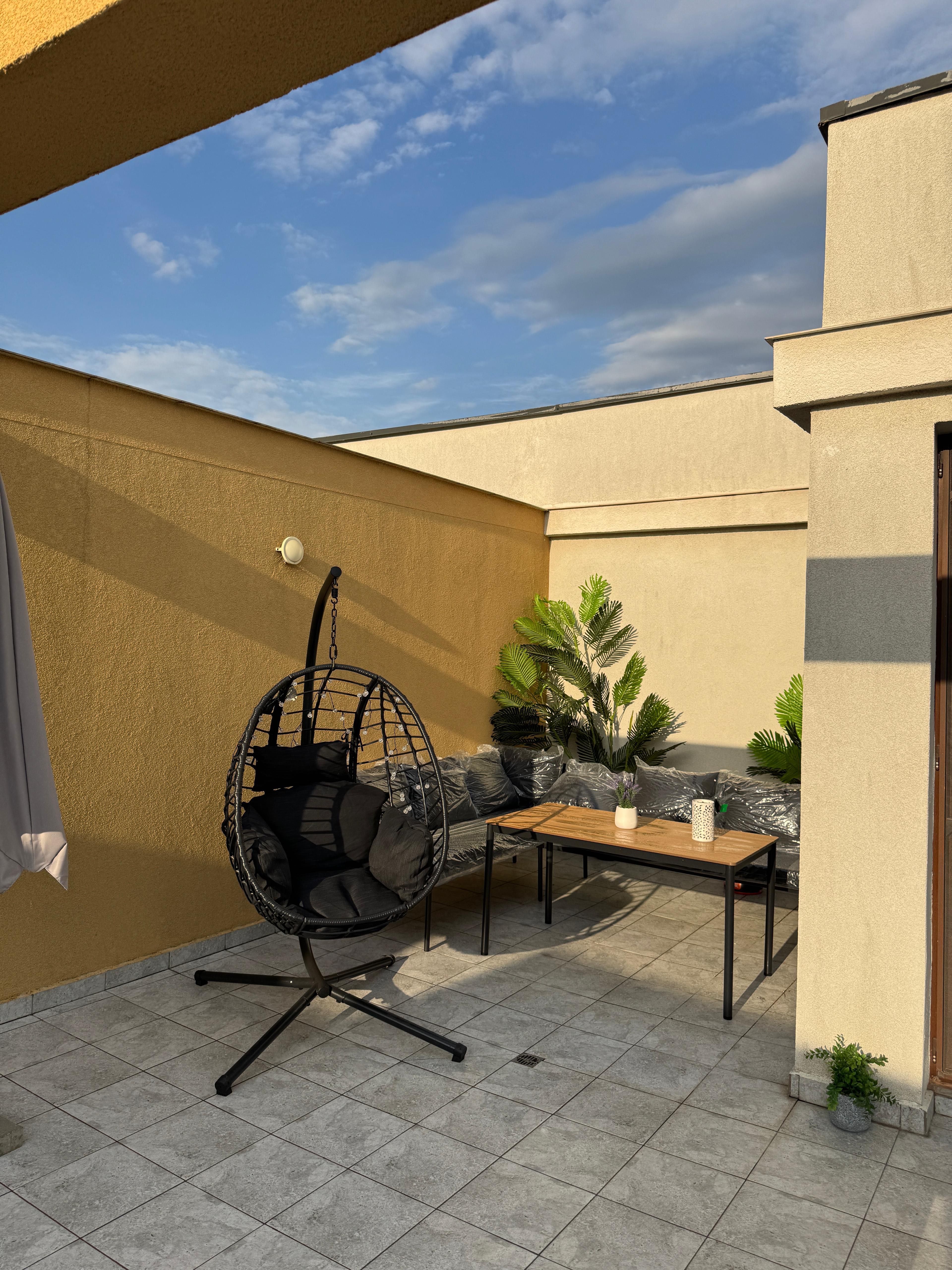 Apartament doua camere Mamaia Nord cu parcare privată și terasă.