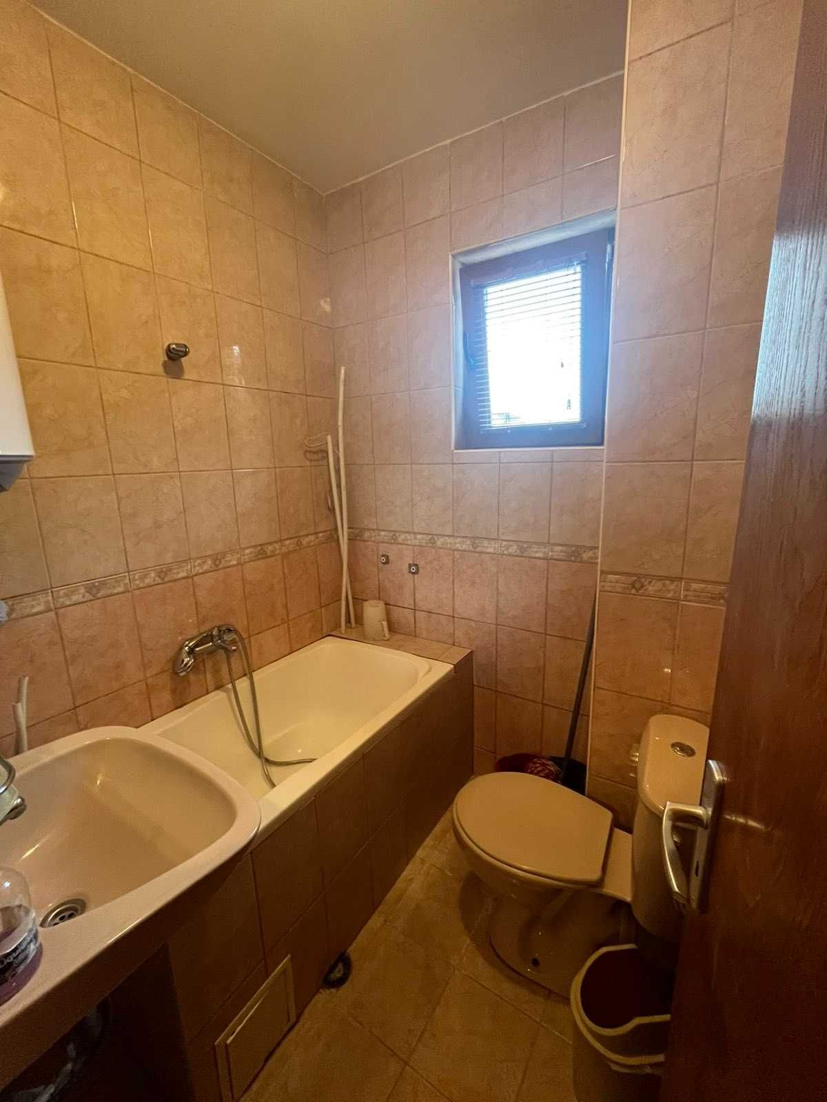 Тристаен Обзаведен Апартамент в кв. Вароша