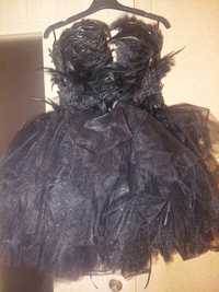 Бутикова бална рокля с пера на корсета