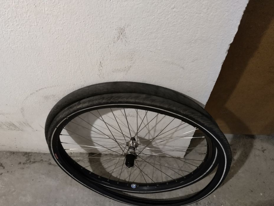 Капла задна Shimano 28 ' и две външни гуми Rubena Flash 28x1.75