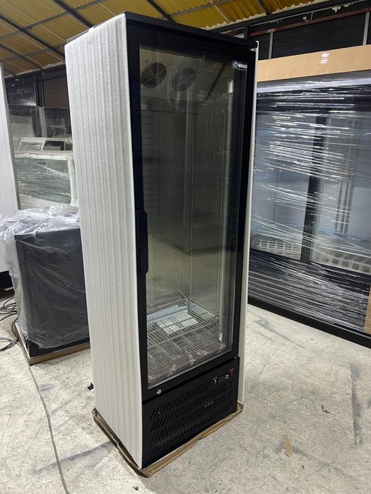 Vitrina frigorifica cu led si racire prin ventilatie