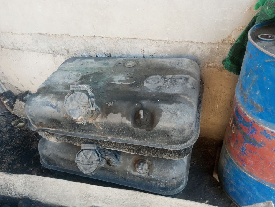 Benzin baki sotiladi 2 ta bor