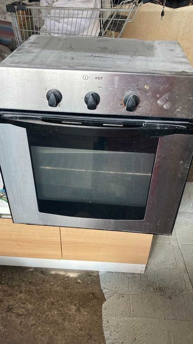 Продавам фурна за вграждане Indesit
