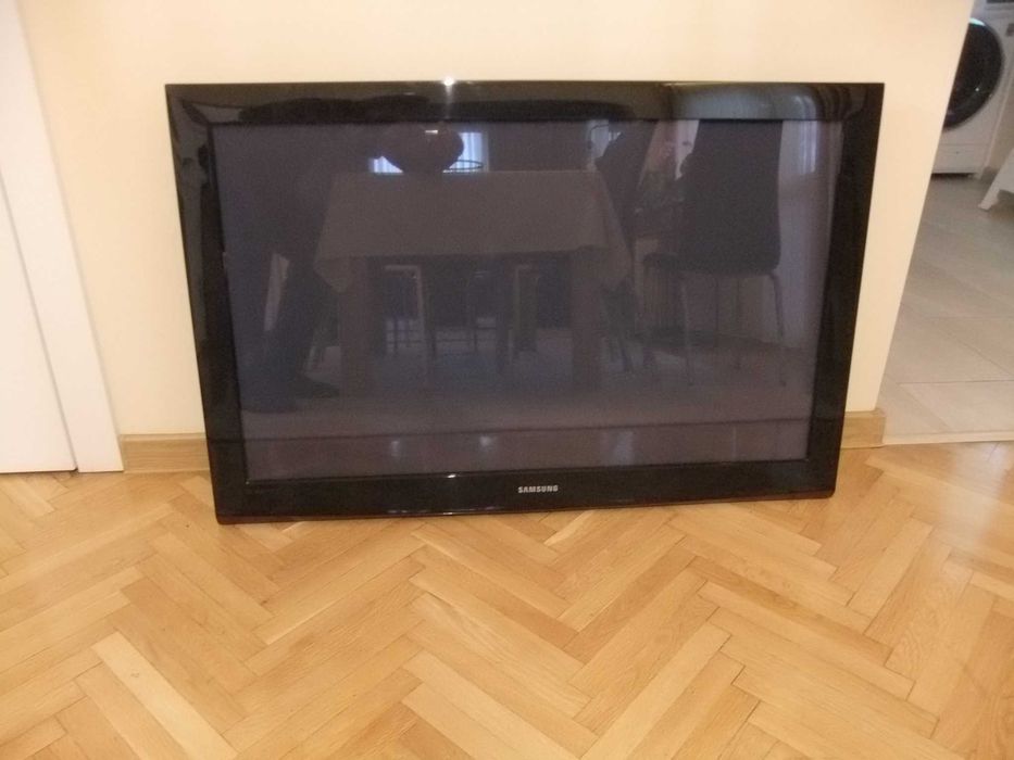 Телевизор Samsung PLAZMA 42 инча с стойка за стена