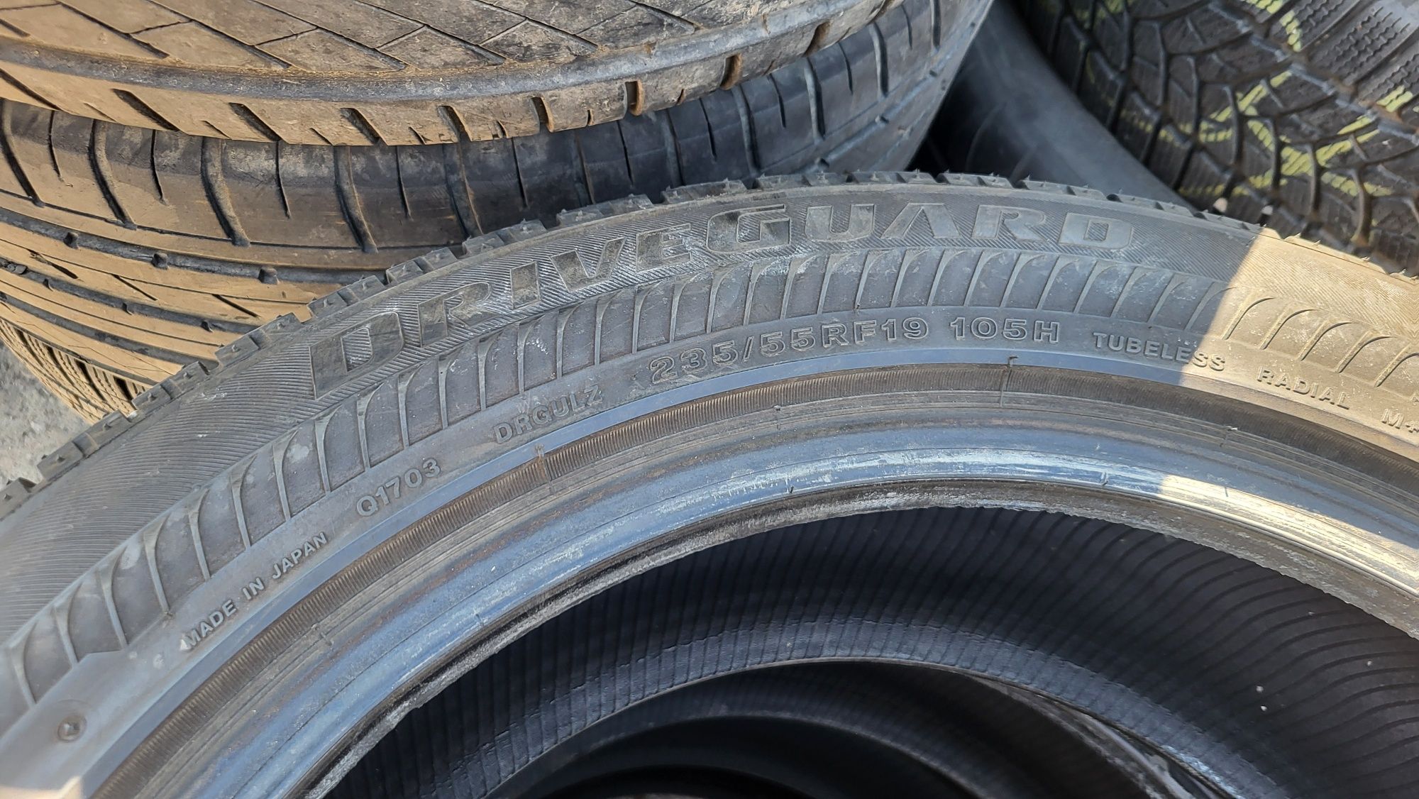 2бр. 235 55 19 Bridgstone RunFlat всесезонни.