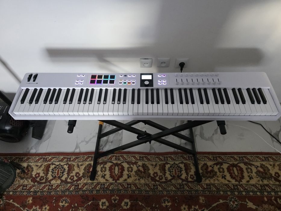 Продам MIDI-клавиатуру