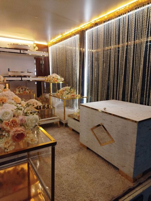 Toy marosimlar uchun Sarpo idishlar va moshinalar.