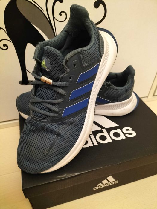 Adidași marca Adidas