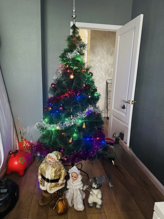 Продаю красивую новогоднююю елку, подойдет для дома, офиса или витрины