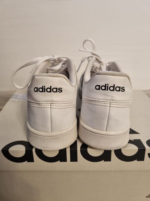 Adidas бели обувки с черни ленти 39 1/3