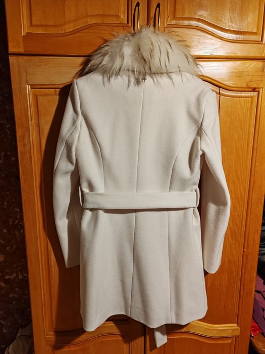 Бяло красиво палто с "богата" естествена кожа.