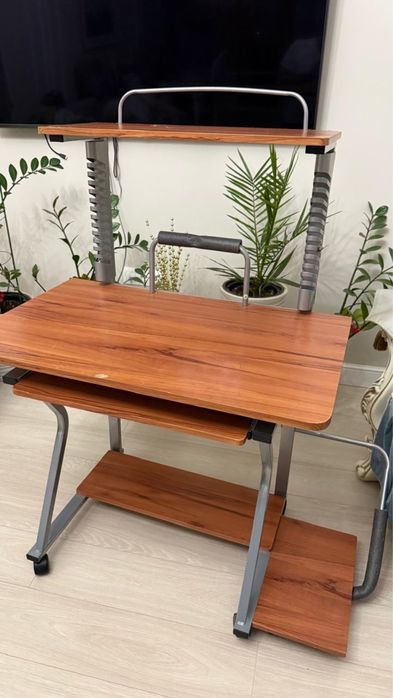 Стол компьютерный.