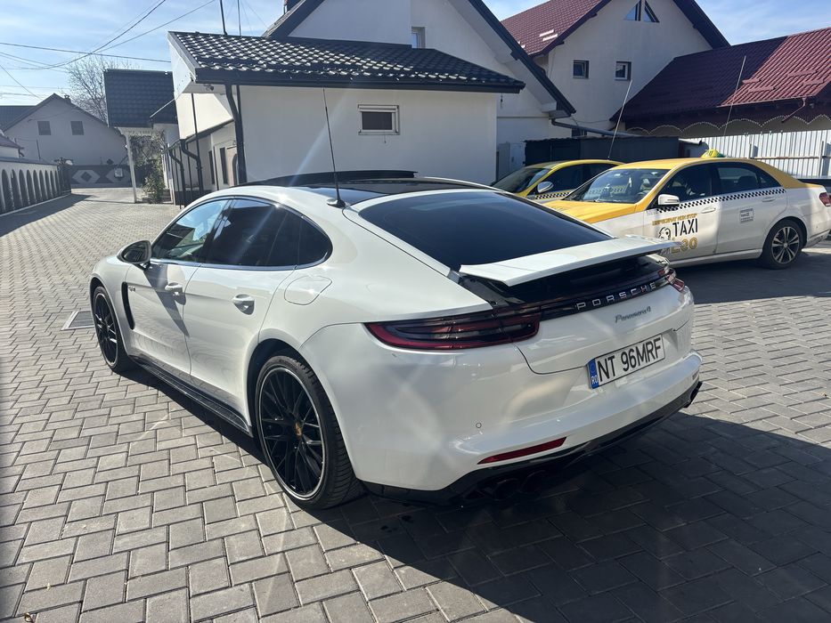 Porsche Panamera 4