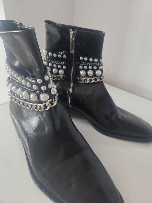 Ghete scurte cu accesorii