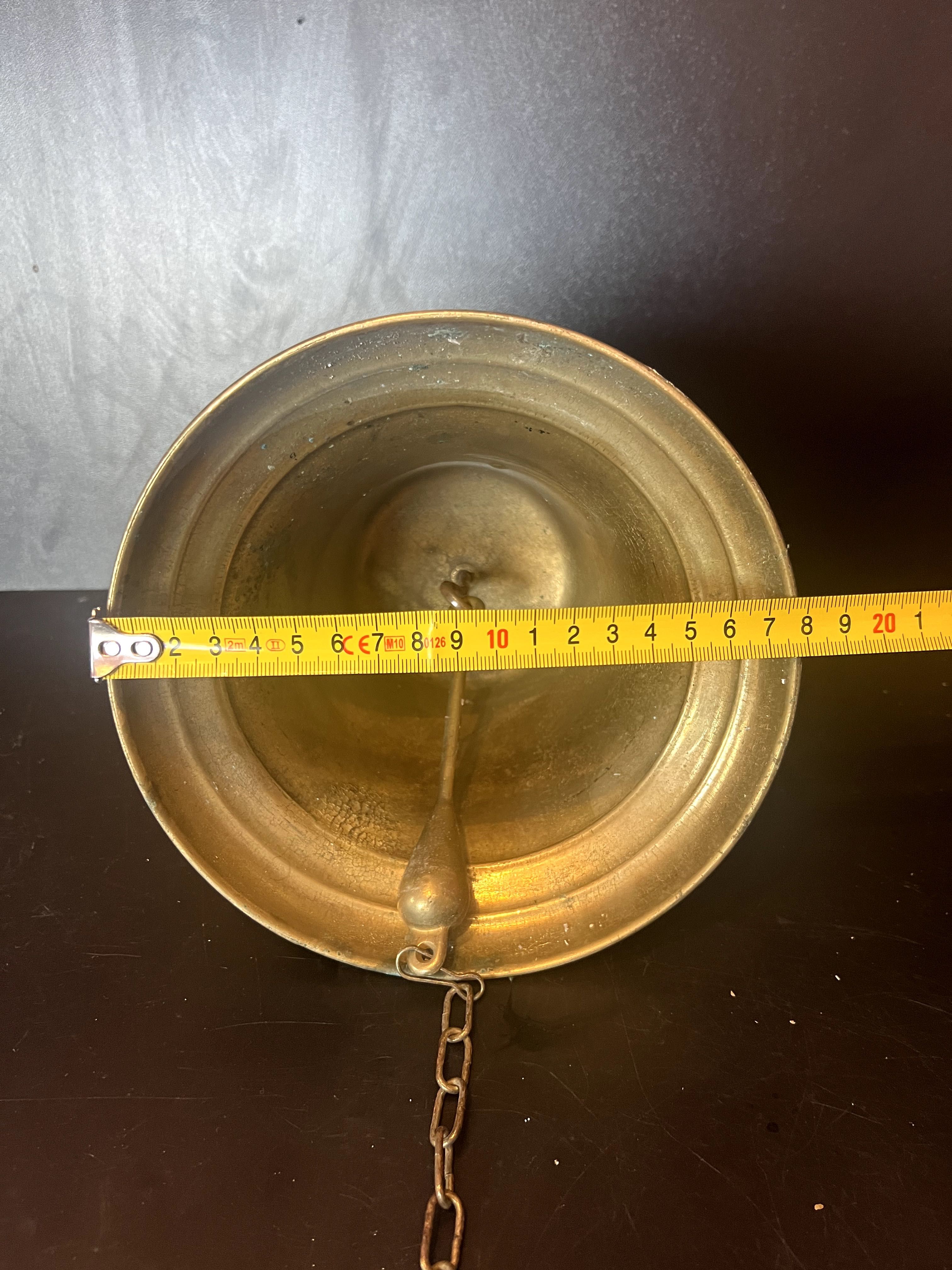 Clopot de mari dimensiuni realizat din bronz masiv