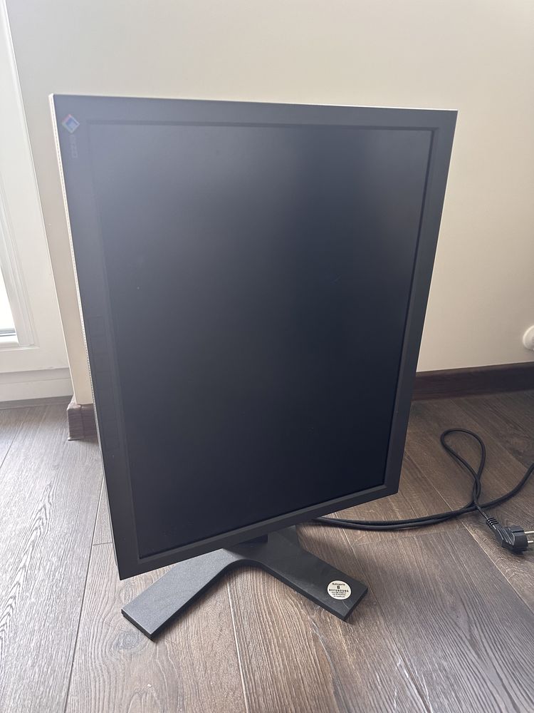 Eizo монитор r22