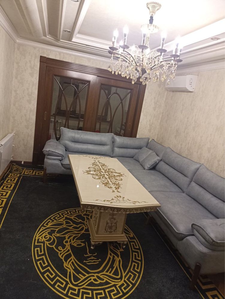 Продаётся мягкий диван со столом